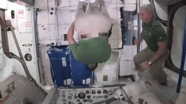 astronauts-perform-zero-gravity-flips-and-fidget-spinner-tricks-while-on-the-iss1.gif